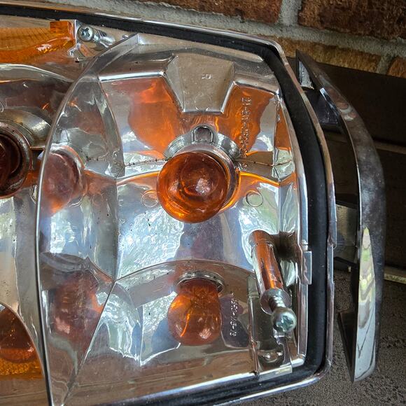 VOLVO 240 244 245 86-90 Turn Signal Light Assembly with wiring RH 1312630 - Picture 5 of 10